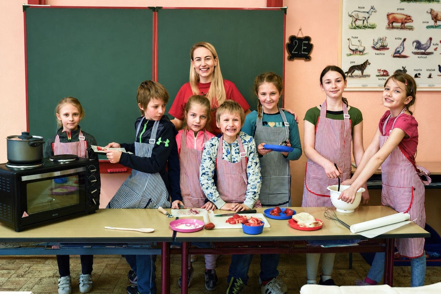 Lektorka Mojekrúžky s deťmi na krúžku varenia v školskej triede